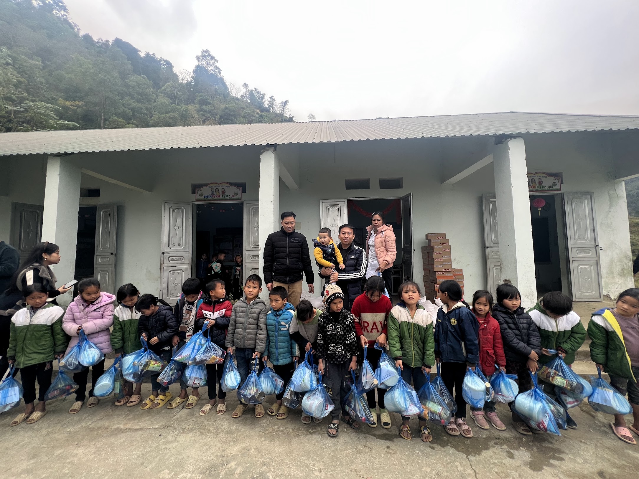 Các phần quà do Tuân Mạch Linh chuẩn bị chỉ là chút ít hỗ trợ cho các em, với hy vọng giúp các em vững vàng cố gắng vượt qua khó khăn, học tập tốt, tương lai đem tri thức về dựng xây bản làng ấm no, tốt đẹp hơn. 